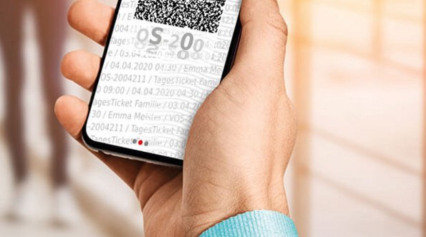 Smartphone mit Handyticket im VOSpilot in einer Hand
