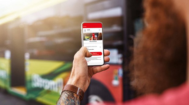 Smartphone in der Hand mit geöffneter Yaniq-App