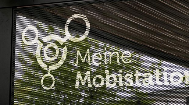 Schriftzug Meine Mobistation auf Glasfront
