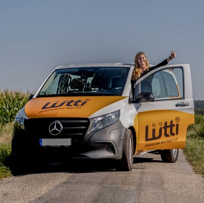 On-Demand-Verkehr Luetti vor einem Feld