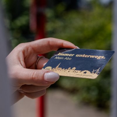 Beispielbild einer physischen Chipkarte in der Hand einer Frau